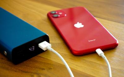 Powerbank do iPhone – jaki wybrać i na co zwracać uwagę podczas zakupu