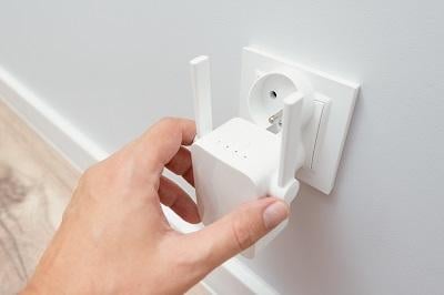 Jak podłączyć wzmacniacz WiFi do routera?