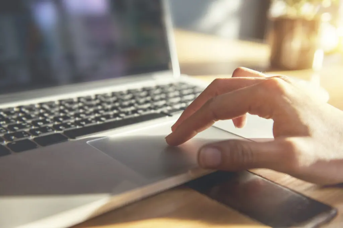 Touchpad – co to jest? Jak włączyć touchpad? Poradnik