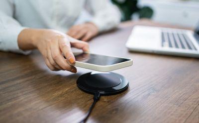 Ładowanie indukcyjne w telefonie – co to jest, jak działa i jakie modele je obsługują?