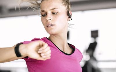 Muzyka do biegania i na siłownię – jak wpływa na trening?